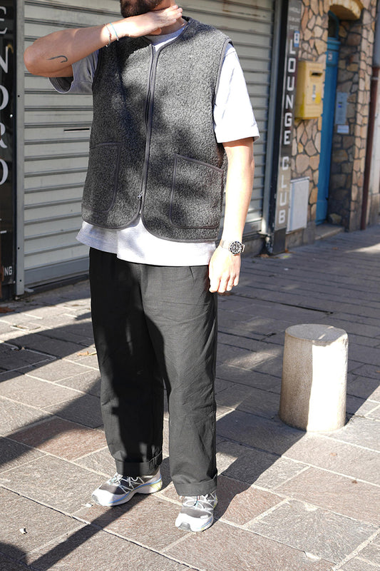 Gilet sans manches Coldbreaker Pepitko Vest Graphite porté, silhouette en situation