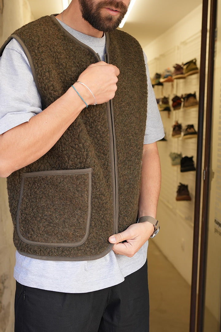 Gilet sans manches Coldbreaker Pepitko Vest Khaki porté, vue rapprochée