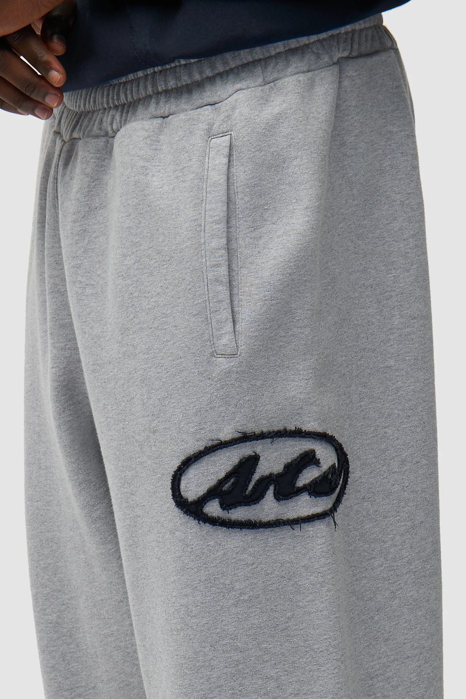 Arte || Circle Patch Logo Sweatpants - Grey - M’ Arte