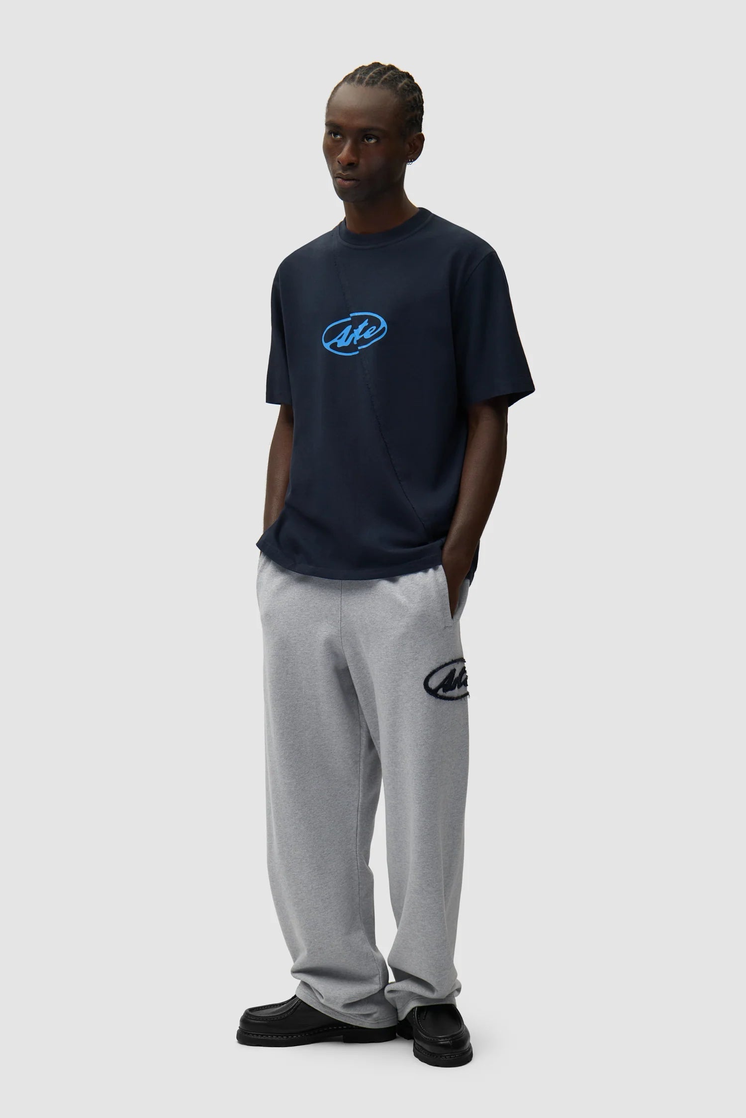 Arte || Circle Patch Logo Sweatpants - Grey - M’ Arte