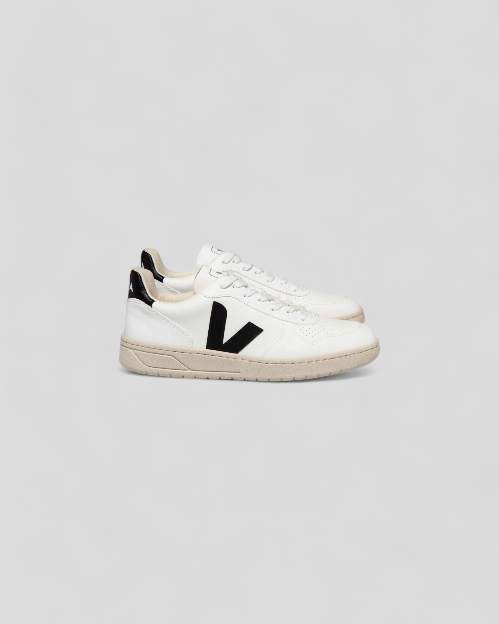 Veja || V-10 -  White/Black Veja