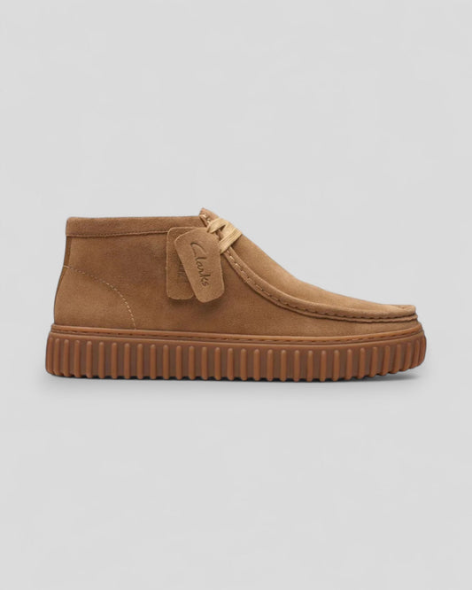 Clarks || Torhill Hi - Dark Sand Suede - M' Clarks