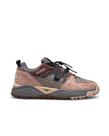 Karhu || Fusion XC WP – Atmosphere / Tarmac, vue de profil avec ombre naturelle