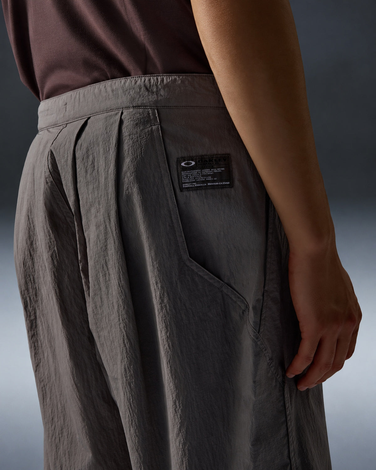 Oakley FGL Pit Ankle Pants 1.7 Gray Wash — détail porté