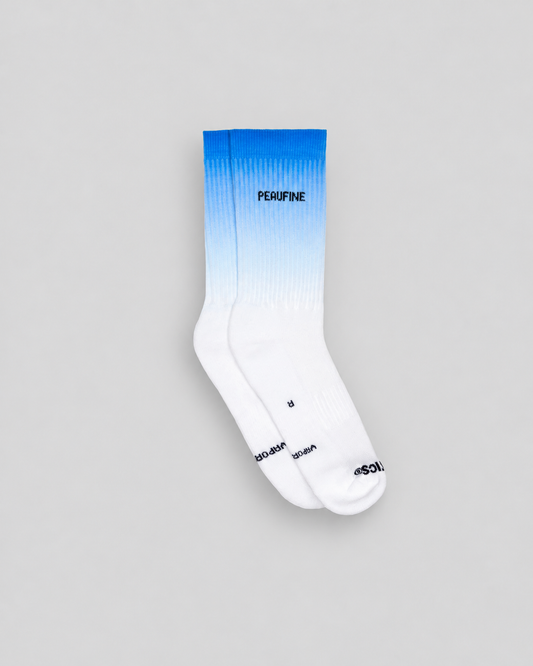 Chaussettes Peaufine Vaporfeel bicolores bleu et blanc sur fond gris