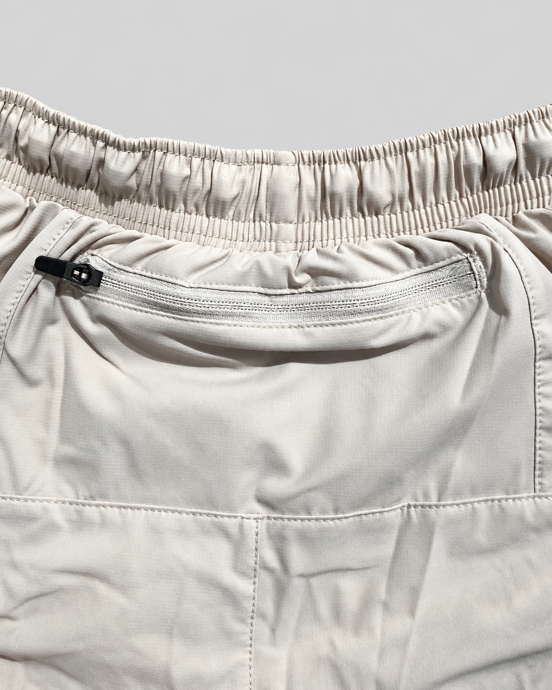 Peaufine Atalante X Peafine X Gouache - Running Short - Beige - M" — vue 4 sur fond gris