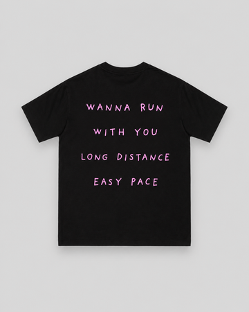 T-shirt noir Peaufine Wanna Run With You, inscriptions roses, vue dos sur fond gris