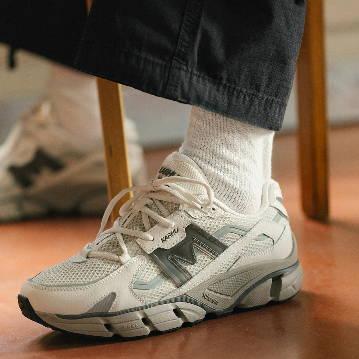 Karhu || Super Fulcrum - Blanc de Blanc/Dark Gull Gray Karhu