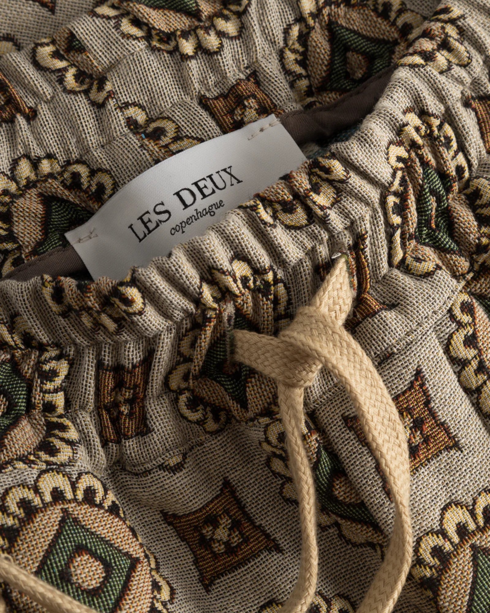 les Deux || Hank Jacquard Shorts - Light Desert Sand/ Cherrywood Les Deux